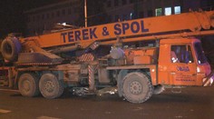 Pár prechádzal cez priechod, ale nevšimli si prichádzajúci žeriav. Žena zomrela