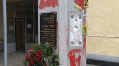 Najprv ukradli bustu a teraz zničili aj pamätné tabule. Pomník Biľakovi je zničený