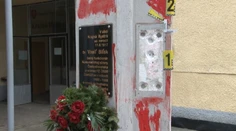 Najprv ukradli bustu a teraz zničili aj pamätné tabule. Pomník Biľakovi je zničený