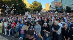 FOTO+VIDEO: Na bratislavskom Námestí SNP sa protestovalo proti vláde, ľudia žiadali zmenu