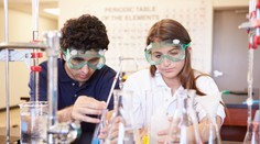 Na hodine chémie sa žiaci a učiteľky nadýchali výparov, učiteľka skončila v nemocnici