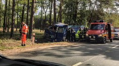 Kamión v Gbeloch vrazil do stromu. Jeden mŕtvy, druhého vystrihovali z kabíny