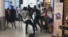 Kuriózny moment na parížskom letisku. Po bitke raperov zadržali jedenásť osôb