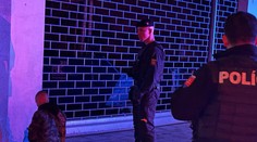 Dráma pred nákupným centrom v Trnave. Mladík tam na skupinku chlapcov vytiahol zbraň