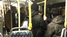 Agresori v hromadnej doprave. Máme sa báť jazdiť vlakom či autobusom?