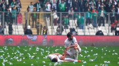 VIDEO: Hviezdil v ňom S. Šesták, teraz sa tento klub hanebne zviditeľnil. Fanúšikovia hádzali po súperoch nože