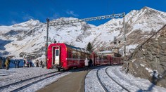 Mimoriadna udalosť: Lavína zmietla vlak z koľají, vo vozňoch bolo 80 ľudí