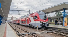Železnice dnes vypravili nové vysokokapacitné dvojposchodové vlaky. Jazdiť majú na najvyťaženejších trasách