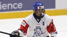 Mladý český obranca si už na MS20 nezahrá. Zranenie zo zápasu proti Slovensku je vážnejšie