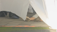 Brutálna vražda na cintoríne v Lučenci. Páchateľ mal ženu ubiť k smrti