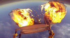 Čistí blázni: Poliali si padák benzínom a zapálili ho svetlicou