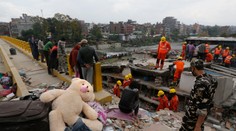 Nahnevaní Nepálčania holými rukami prehľadávajú trosky