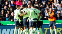 VIDEO: Rozprávkový priamy kop De Bruyna a tri body pre City. Chelsea i Liverpool sa trápia a opäť stratili