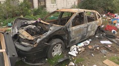 Neprispôsobiví občania si z cudzieho pozemku vytvorili skládku. Majiteľ sa nevie dostať ani k svojim bytom