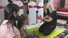 Omamy ukazujú Rómom, ako sa dá rozvinúť potenciál detí. Jedna členka projektu sama vyrastala v osade