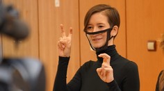 Tlmočníci pre nepočujúcich mali problémy so štítmi, vymysleli im nové rúška