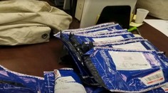 Rodina našla v strede cesty ležať dve vrecia. Bol v nich takmer milión dolárov