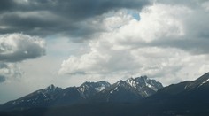 V sobotu na horách poriadne zafúka. Na hrebeňoch Tatier sa očakáva aj sneh