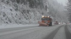 Viac snehu a tuhé mrazy. Stovky kilometrov slovenských ciest nemôžu ani soliť