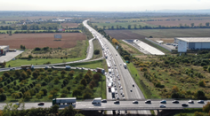 Pre nehodu na diaľnici D1 vznikla osemkilometrová kolóna, vyžiadala si aj zranených