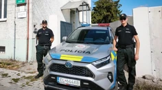 Chcel zachrániť ježka, napokon zachraňovali jeho. Policajti pátrali po stratenom dôchodcovi