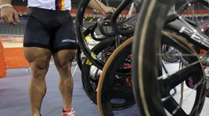 VIDEO: Stehná ako telefónne stĺpy. Nemecký dráhar by sa nestratil ani medzi kulturistami