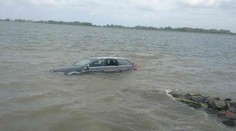 Do Dunaja spadlo auto, hasiči ho vytiahli