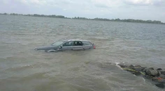Do Dunaja spadlo auto, hasiči ho vytiahli