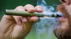 Vykašliaval krv, vyšetrenie ukázalo poškodenie pľúc. Tínedžer fajčil elektronické cigarety od 12 rokov