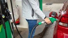Ceny benzínu a nafty klesajú. A klesať budú aj naďalej