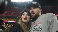 Taylor Swift dostala svoj vysnívaný prsteň, s hráčom NFL Travisom Kelcem sa zasnúbili. Fanúšikovia jasajú, reagoval aj Trump