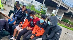 Českí policajti na hraniciach otáčajú migrantov, starať sa o nich máme my