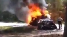 Skutočný akčný hrdina! Z horiaceho auta vytiahol manželský pár