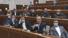 Nevedia si s nimi poradiť. Na kontrolu rúšok v parlamente možno nastúpi stráž