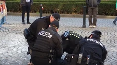 Sporný zásah českých policajtov na videu: Muža strčili pod stôl v dodávke