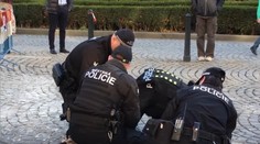Sporný zásah českých policajtov na videu: Muža strčili pod stôl v dodávke