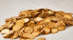 Dvaja Česi objavili počas túry rozprávkový poklad. Iba samotné zlaté mince majú obrovskú hodnotu