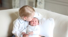 Veľký braček a malá sestrička! Oficiálne FOTO Charlotte a Georgea