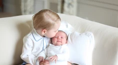 Veľký braček a malá sestrička! Oficiálne FOTO Charlotte a Georgea
