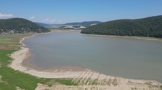 Nepomohli búrky ani zníženie odtoku z nádrže. Hladina Domaše stále klesá, dno už musia aj kosiť