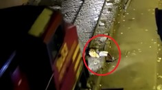 VIDEO: Muža spiaceho na koľajniciach zrazil vlak. Desivo vyzerajúci incident mal prekvapivý koniec