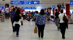 Novinka na letisku totálne pobúrila cestujúcich. Sťažujú sa, že ich zatvárajú ako zvieratá