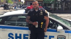 Fotka nabúchaného zástupcu šerifa z New Yorku spustila lavínu