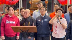 VIDEO: Kuriózny incident v priamom prenose. Šéf chrámu počas osláv ovracal prezidenta Taiwanu