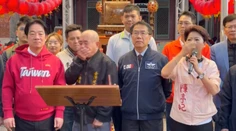 VIDEO: Kuriózny incident v priamom prenose. Šéf chrámu počas osláv ovracal prezidenta Taiwanu