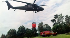 VIDEO: Pri Brezne stále horí les, v ťažko dostupnom teréne nasadili aj Black Hawk