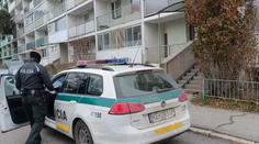 Najskôr sa žene vyhrážal s nožom, potom sa zabarikádoval v byte. V Košiciach museli zasahovať kukláči