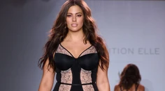 Muži, ktorí milujú krivky, si prídu pri tejto modelke na svoje