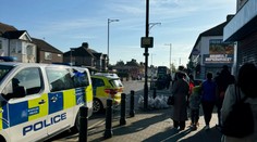 Muž s mečom útočil na ľudí na predmestí Londýna. Zahynul 13-ročný chlapec