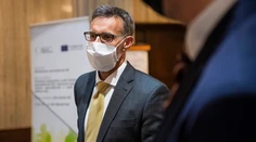 Vrcholového manažéra spoločnosti D4R7 Michaela Heerdta budú stíhať na slobode